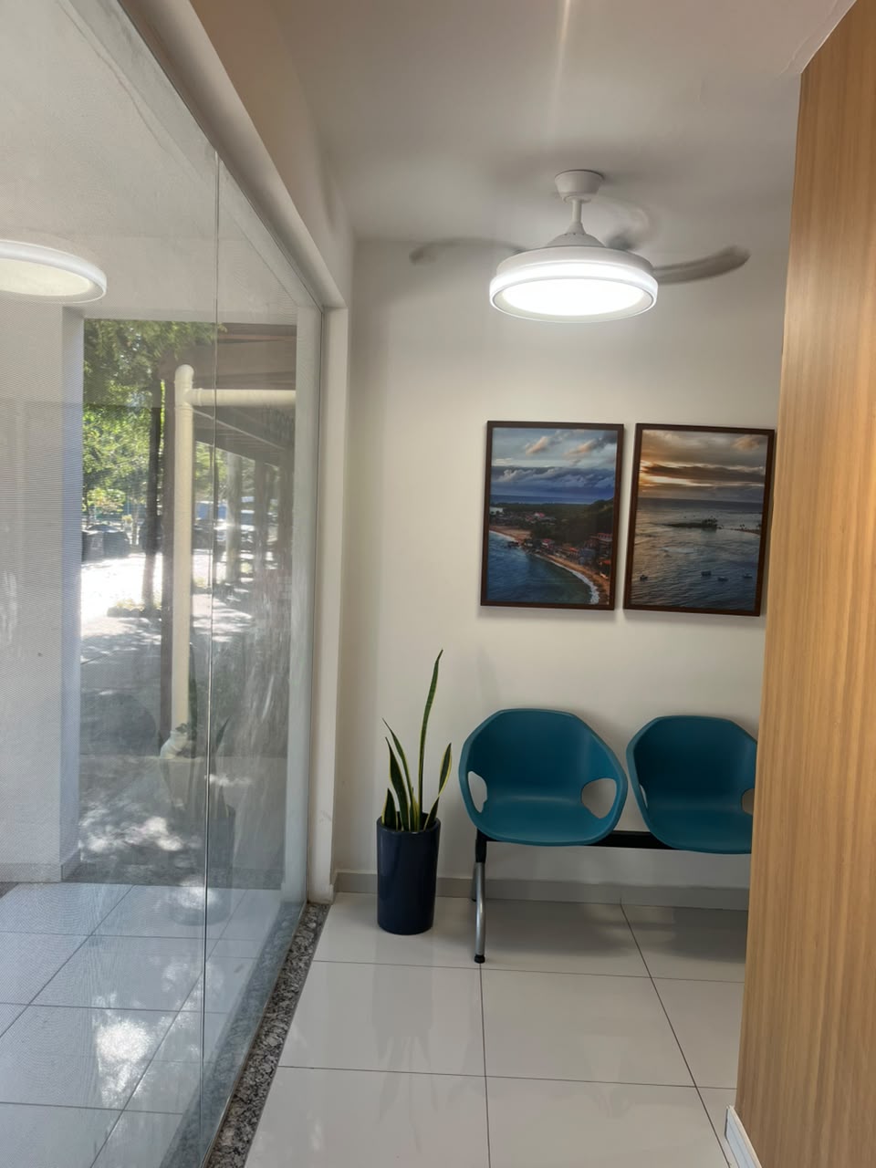 Recepção da clínica Plusdent com sala de espera iluminada