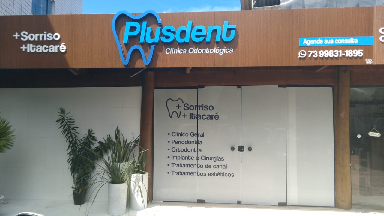 Dentista da clínica Para os Dentes atendendo uma paciente em consultório moderno em Itacaré